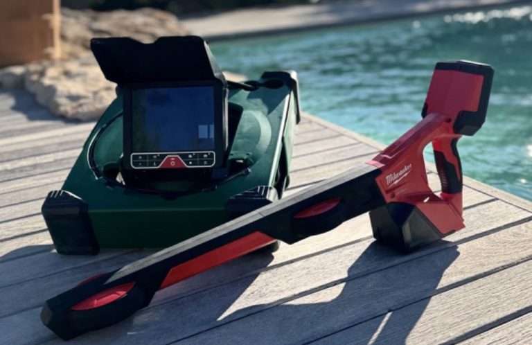 Caméra d'inspection et machine pour traçage de canalisation posés près d'une piscine.