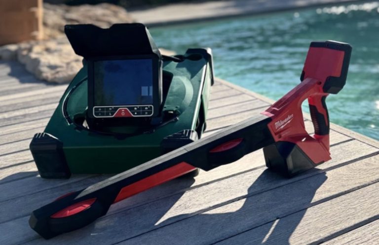 Caméra d'inspection et machine pour traçage de canalisation posés près d'une piscine.